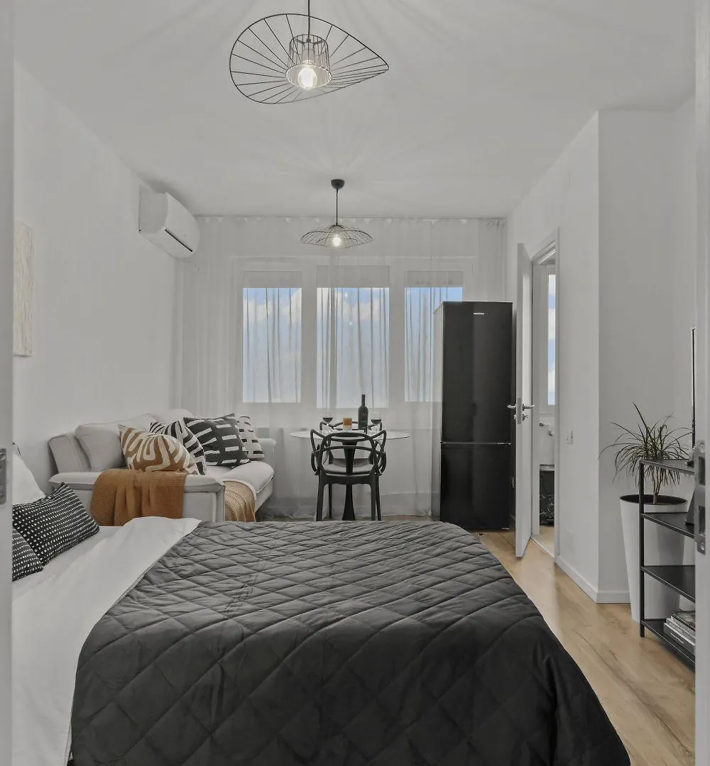 Apartment Urban View Studio - Free Parking - Metro Station - Self Check-In Bucharest