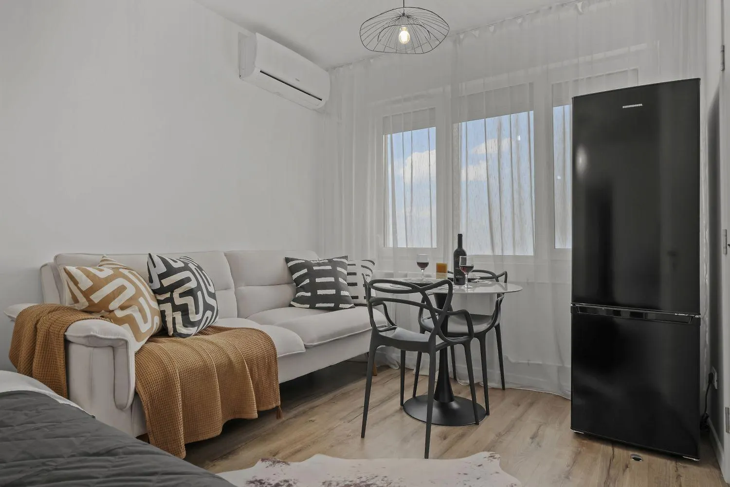Urban View Studio - Free Parking - Metro Station - Self Check-In Bucharest Apartment