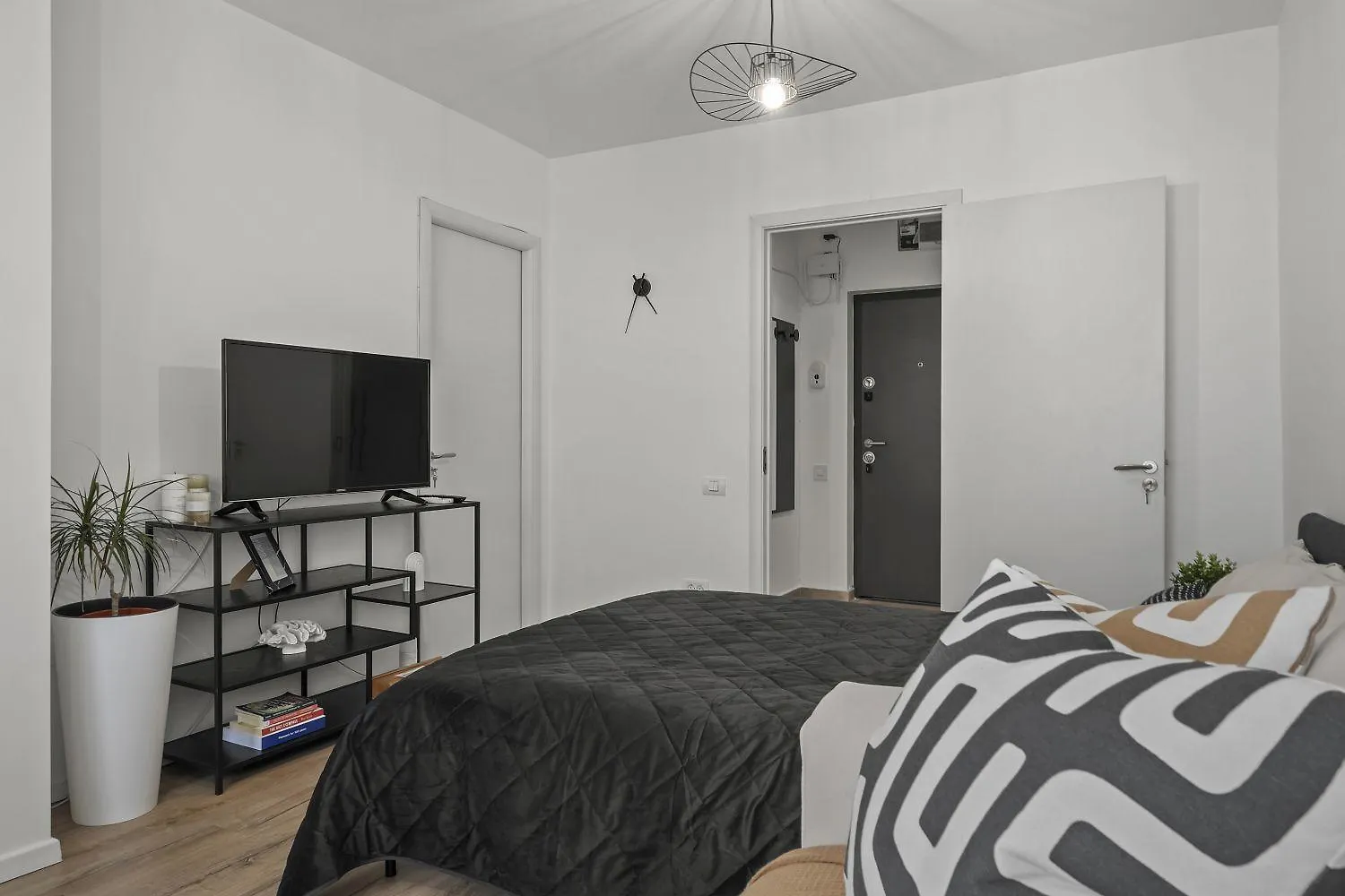 Apartment Urban View Studio - Free Parking - Metro Station - Self Check-In Bucharest