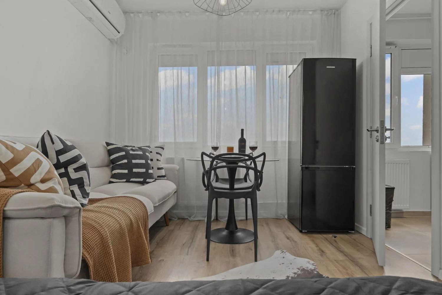 Urban View Studio - Free Parking - Metro Station - Self Check-In Bucharest Apartment